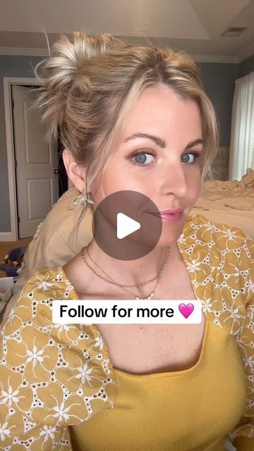 Chelsea Bare on Instagram: "Easy messy bun with short/medium layered hair 😊 #easyhair #30hairstylesin30days #messybun #hairtutorial #hairforbeginners #shorthair #mediumhair" Layered Hair Bun, Messy Bun Medium Hair, Easy Messy Bun, Medium Layered, Short Hair Bun, Short Layers, Medium Layered Hair, Messy Bun, Layered Hair