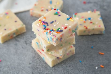 10-minute fudge that funfetti lovers will go crazy for. Birthday Cake Cookie Dough, Birthday Cake Fudge, Cake Batter Fudge, Recipes Using Cake Mix, Homemade Peanut Butter Cups, Cookie Dough Bars, Funfetti Cake Mix, Cake Cookie, Fudge Recipe