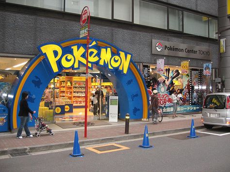 The Pokémon Store In Japan. Like Hello Kitty, Pokémon is also a huge phenomenon which also often show cases Japanese Culture. Most kids usually under the age of ten normally like it. The word it's self, meaning pocket monster. Pokemon Store, Trendy Games, Tokyo Station, Go To Japan, Pokemon Center, Design Practice, Pokémon Master, Pokemon Plush, Salou