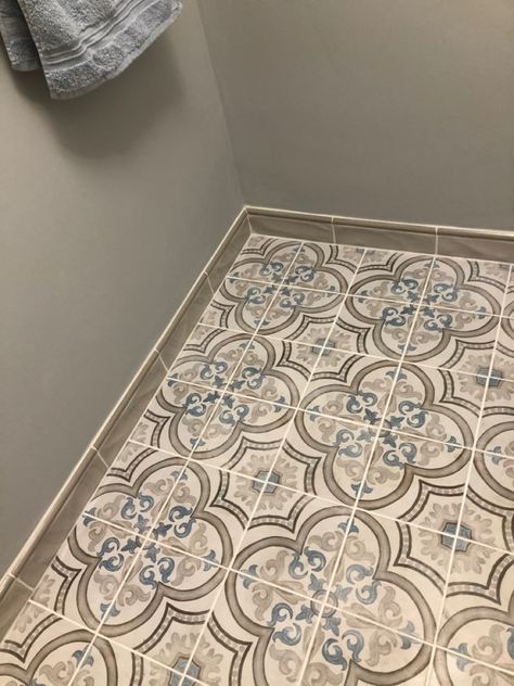 Blue Spanish Tile Bathroom, Spanish Tile Bathroom Ideas, Blue And Beige Bathroom Ideas, Beige Bathroom Floor Tile, Spanish Tiles Bathroom, Beige Bathroom Floor, Spanish Tile Bathroom, Spanish Style Tile, Spanish Bathroom