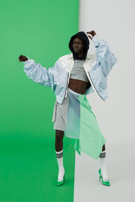 Unravel Resort 2019 Paris Collection - Vogue Sport Casual Outfit, Woman Streetwear, Summer Athletic, Campaign Ideas, Campaign Fashion, Original Fashion, Street Fashion Photography, Vogue Russia, Sport Chic