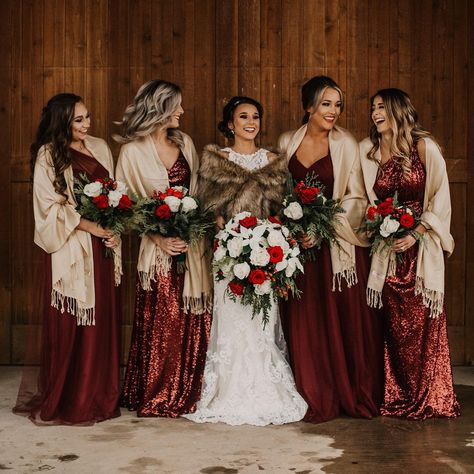 Winter Bridesmaids, Sequin Bridesmaid, Wallpaper Retro, Boda Mexicana, Sequin Bridesmaid Dresses, Wallpaper Vintage, Winter Wedding Dress, Wedding Bridesmaids, Country Wedding