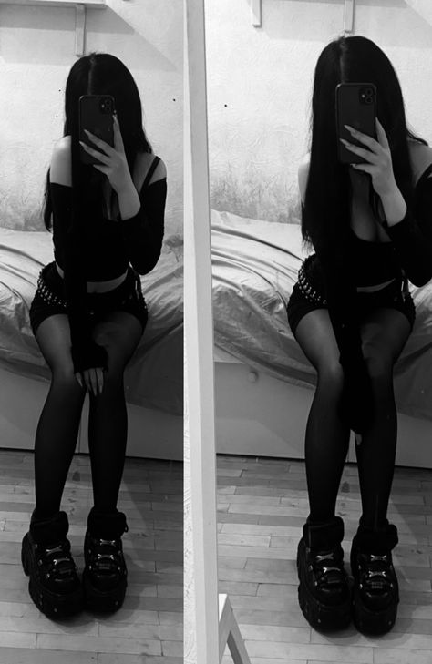 Goth Mirror Selfie, Rock Outfits, Cool Poses, Dope Fashion, Emo Girls, Girl Inspiration, Cute Poses For Pictures, Alternative Girls, Really Cute Outfits