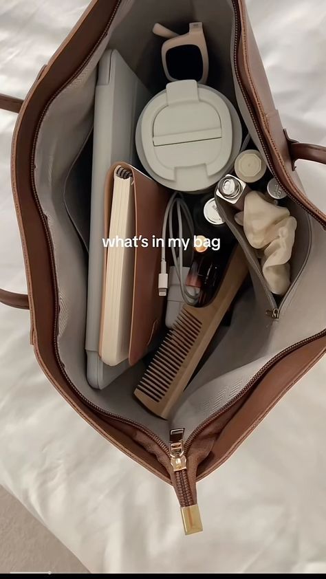 Uni Bag Ideas, Bag Essentials Aesthetic, Everyday Bag Essentials, Uni Bag, College Supplies, School Bag Essentials, Inside My Bag, Purse Essentials, Handbag Essentials