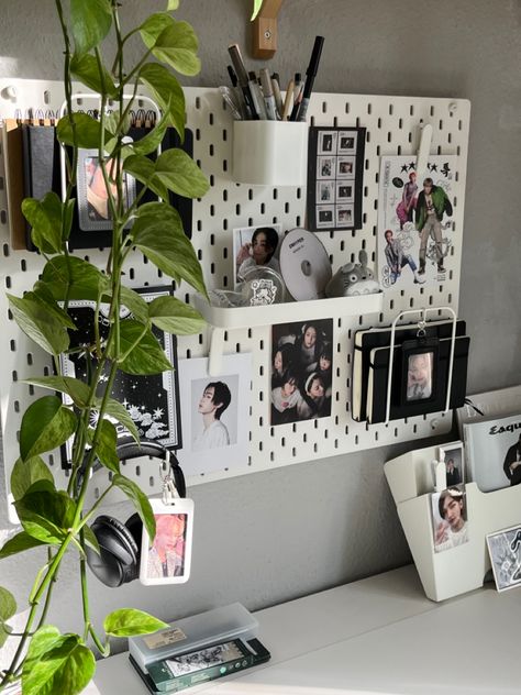 Peg Board For Desk, Ikea Pin Board Ideas, Pegboard Decoration Ideas, Ikea Skadis Pegboard Ideas, Skadis Ikea Ideas, Ikea Pegboard Ideas, Skådis Ikea, Skadis Pegboard, Mood Board Bedroom