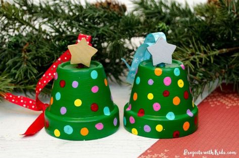 Christmas Tree Plant, Christmas Tree Ornament Crafts, Potted Christmas Trees, Clay Crafts For Kids, Inexpensive Christmas, Easy Christmas Ornaments, Christmas Arts And Crafts, Flower Pot Crafts, Clay Pot Crafts