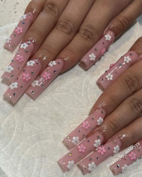 Rhinestone Nails Flower, Diamond Flower Nails, Nails With Pink Rhinestones, Gel Flower Nail Designs, Nail Gem Ideas, Flower Gem Nails, Cute Bling Nails, Rhinestone Nails Designs Bling, Rhinestone Flower Nails