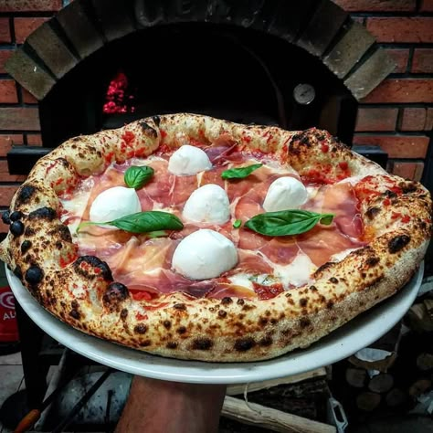 Prosciutto Burrata, Burrata Pizza, Neapolitanische Pizza, Pizza Fritta, Pasta Per Pizza, Pizza Ideas, Pizza Shop, Brick Oven, Delicious Pizza