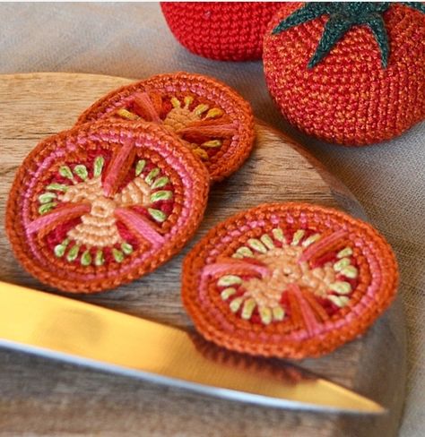 Realistic Play Food, Hantverk Diy, Penanda Buku, Crochet Fruit, Food Patterns, Christmas Crafting, Crochet Food, Fun Crochet Projects, Crochet Diy