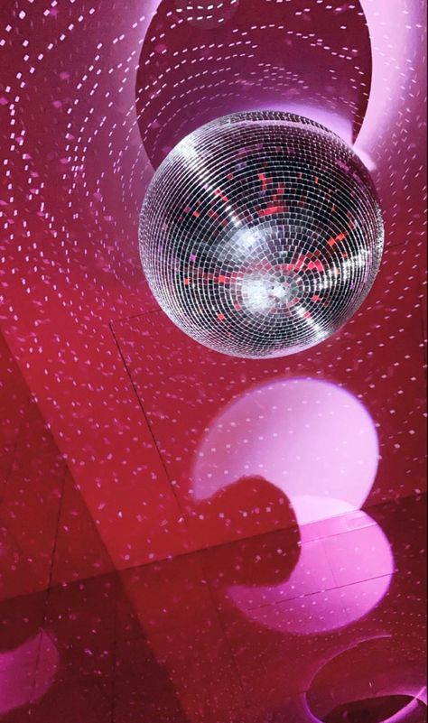 y2k disco neon dance party 2000s euphoria Pink Movie Party, 2000s Dance Party, Disco Wallpaper Aesthetic, Euphoria Disco, Y2k Party Aesthetic, Euphoria Dance, Dance Party Aesthetic, Euphoria Aesthetic Party, 2000s Party Aesthetic