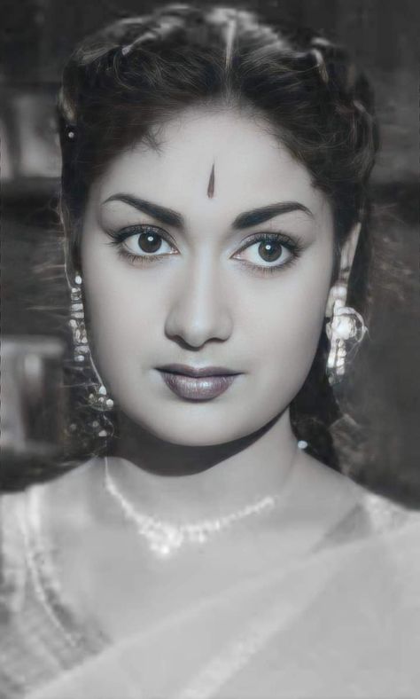 Savithri Actress, Savitri Actress, Old Actress Indian, Mahanati Savitri, Old Bollywood Actress, Lion Eyes, Burberry Perfume, Love Couple Wallpaper, Digital Painting Portrait