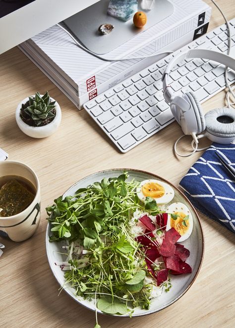 Lunch At Work, Desk Lunch, Greens Salad, Mid Morning Snack, So Hungry, Micro Greens, Food F, Food Photoshoot, Vegetarian Sandwich