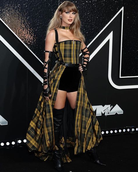 taylor • Instagram Taylor Swift Vma, Vmas Red Carpet, Estilo Taylor Swift, Halle Bailey, Taylor Swift Red, Taylor Swift Hair, Bob Mackie, Taylor Swift Wallpaper, Long Live Taylor Swift