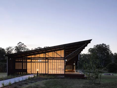 Calm delights: Curra Community Hall | ArchitectureAU Community Places, Golf Clubhouse, Community Hall, Multipurpose Hall, Community Halls, Architectural Engineering, House Shed, Wood Building, Wood Architecture