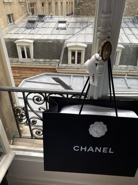 Paris Chanel Store, Chanel Shopping Bag Aesthetic, Chanel Aesthetic Vintage, Chanel Muse, Autumn Gilmore, Fancy Lifestyle, Channel Aesthetic, Coquette Downtown Girl, Paris Window