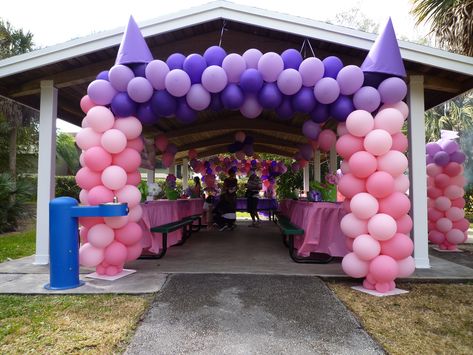 Balloon Castle at park! I would do different color balloons and add a balloon draw bridge Party At Park, Park Birthday Party, Kids Party Decor, Birthday Organizer, Balloon Arch Decorations, Birthday Party At Park, Park Party, Princess Birthday Party Decorations, Princess Theme Birthday