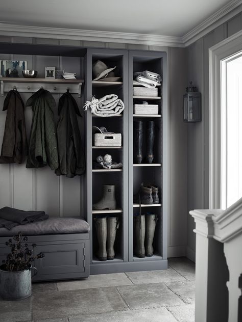 Grey boot room with open shelves, pegs for coats and a bench for perching on. Boot Room Utility, Alcove Shelving, Timber Shelves, Armoire Dressing, Smart Tiles, Hal Decor, Oak Shelves, Hallway Storage, Modular Shelving