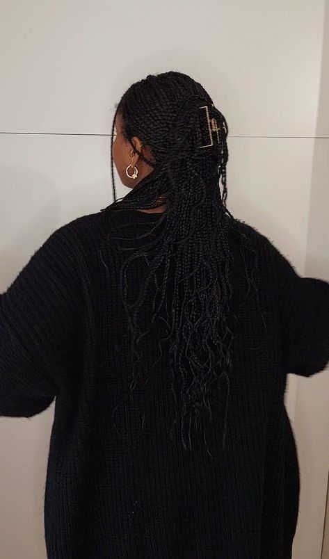 Picture of the back a black girl looking partially to the left, and standing in front of a white background. She has long wavy box braids styled in a half up and half down style with a gold hair claw. She is wearing a black knitted cardigan and gold earrings. The gold of her earrings match the gold hair clip. Box Braids Claw Clip, Winter Box Braids, Wavy Box Braids, Butterfly Clip Hair, Boxbraids Hairstyle, Lookbook Hair, Chunky Box Braids, Hairstyle Accessories, Braids Boxbraids