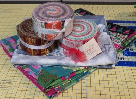 Quilt Pattern Ideas, Jelly Roll Race Quilt, Jelly Roll Race, Jelly Roll Quilt, Jelly Roll Patterns, Jelly Roll Quilt Patterns, Hanging Quilts, Pattern Quilt, String Quilts