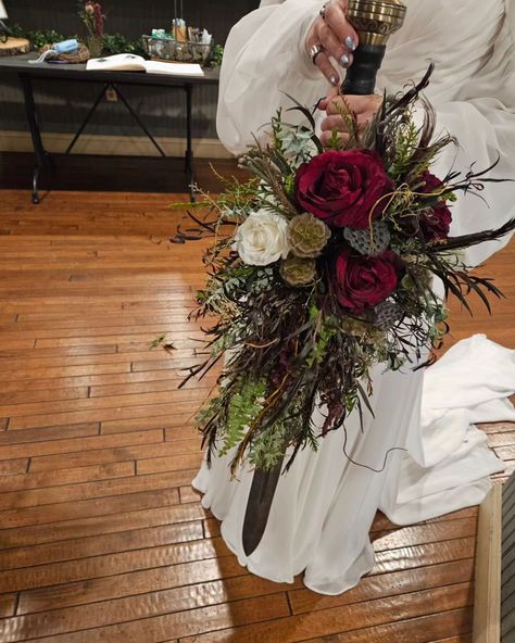 SLAYING with this sword bouquet!! #bouquet #wedding #bridal Bride Bouquets Cascade, Wedding Swords, Dnd Wedding, Nerdy Wedding, Geek Wedding, Winter Wonderland Wedding, Wonderland Wedding, Wedding Vibes, Wedding Idea