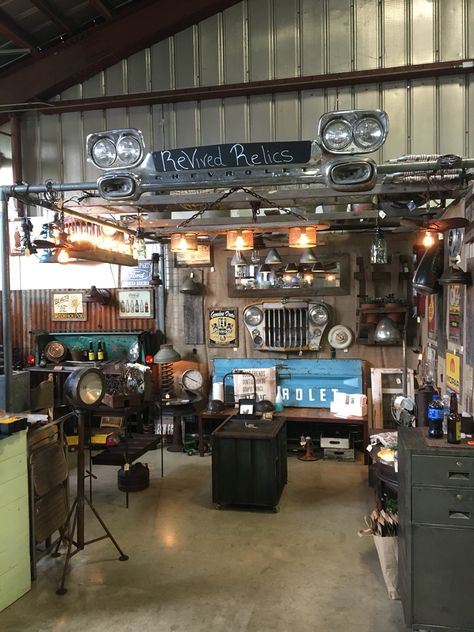 Man Cave Garage Ideas, Steampunk Garage, Officine In Garage, Industrial Garage, Ceo Office, Ultimate Man Cave, Cool Garages, Barn Garage, Old Garage