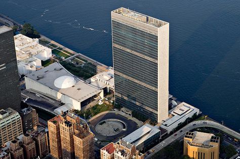 The United Nations (UN) Secretariat building stands along the East River in this aerial photograph taken over New York, U.S., on Wednesday, July 7, 2010. Photographer: Daniel Acker/Bloomberg United Nations Building, Metlife Building, Stuyvesant Town, Council Chamber, United Nations Headquarters, Nyc History, Tøp Wallpaper, History Of Architecture, Downtown Manhattan