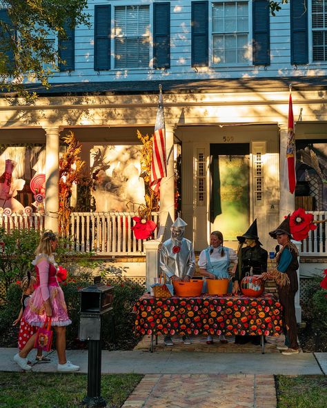 Ever experienced Halloween in the heart of it all? 🎃✨ Last year, we finally got to do the ultimate trick-or-treating experience in Celebration, Florida! Over-the-top decorations, costumes everywhere and a vibe straight out of a movie. 👻🍬 It was like stepping into a Halloween wonderland – a huge highlight of our Florida trip. 🕸️ If you ever get the chance, Halloween in the U.S. is one spooky adventure you don’t want to miss! What’s the best Halloween experience you’ve had? . Ooit Hallowe... Halloween Wonderland, Celebration Florida, Florida Trip, Florida Travel, Trick Or Treating, Over The Top, In The Heart, This Is Us, Florida