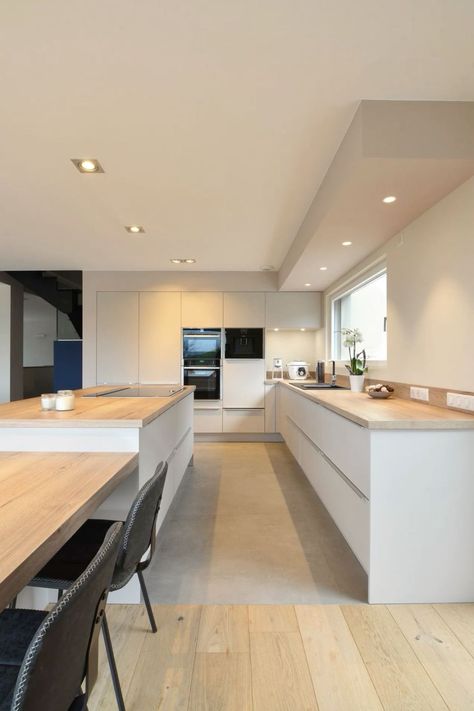 Kitchen With Wooden Floor, Kitchen Island With Table, Open Kitchen Island, Big Modern Kitchen, Big Kitchen Island, Kitchen With Big Island, Modern Kitchen Open, Minimalist Apartment Style, Open Plan Kitchen Living Room