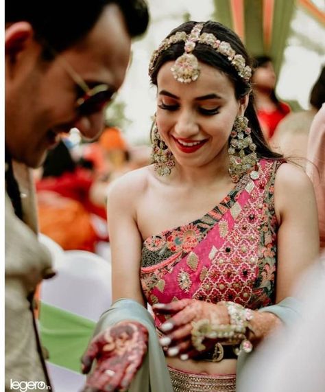 Hairband Maang Tikkas That We Are Loving Off Late! Mehandi Outfit Ideas, Mehandi Outfit, Mehendi Look, Mehandi Outfits, Quirky Bride, Mehndi Outfit, Mehendi Outfit, Offbeat Wedding, Mehendi Outfits