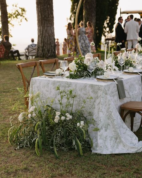 A look into Cathryn & Nick’s evening in Italy 🌾🇮🇹 the printed table cloths are pure perfection @theblondeflower_ @gbrevents Table Cloth Wedding, Printed Table Cloth, Wedding Tablecloths, Wedding Tables, Table Cloths, Reception Decorations, Wedding Table, Table Cloth, Dream Wedding