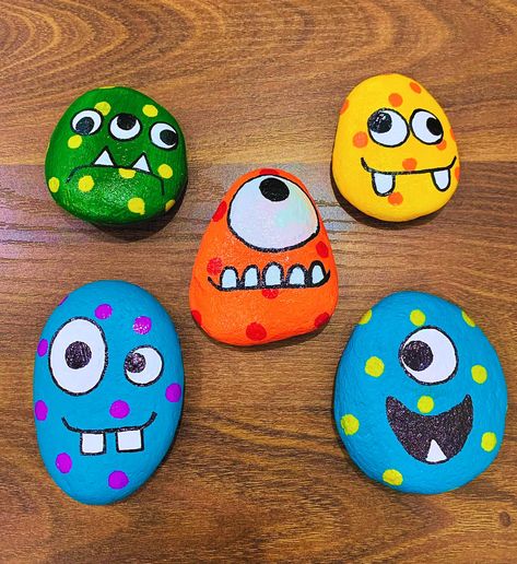 Rock Painting Monsters, Halloween Pebble Painting, Monster Rocks Painted, Kids Crafts For Halloween, Science Halloween Decor, River Rock Painting, Small Stone Painting, Monster Rock Painting, Painted Stones And Rocks