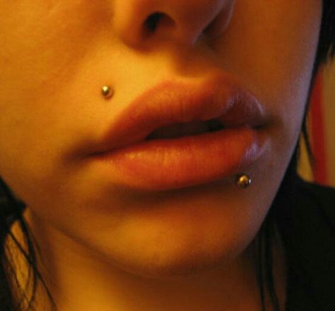 Side Labret, Nose Peircing, Lower Lip Piercing, Lip Piercing Labret, Angel Workout, Ear Piercings Chart, Monroe Piercings, Cool Ear Piercings, Face Piercings