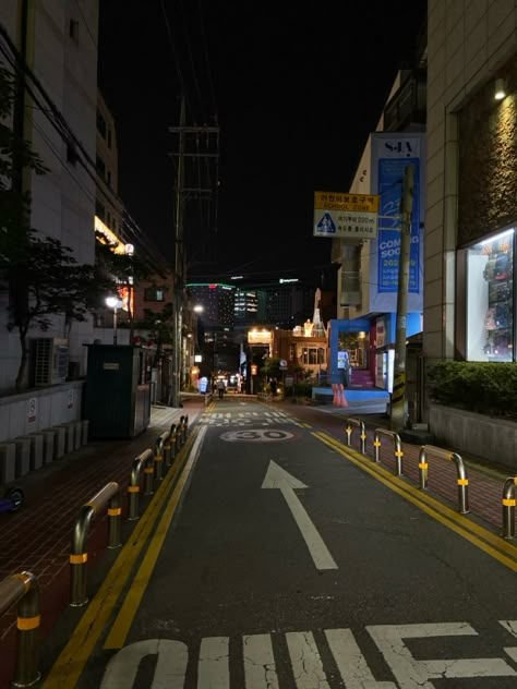 night time view of a street in hongdae, seoul, south korea Korean Esthetics, South Korea At Night, Korea At Night, Hongdae Street, Omg Aesthetic, Night In Seoul, Seoul Hongdae, City Korea, Visit South Korea