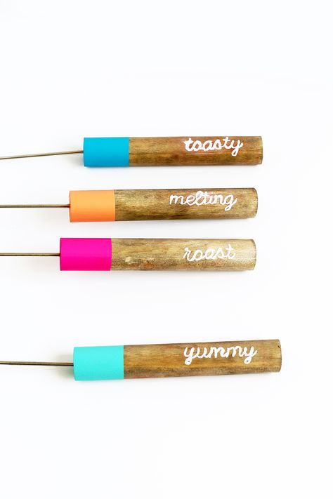 Roasting Stick DIY: Summer is not over yet! Make these roasting sticks to cook up some s'mores over a fire during a lovely evening. Indoor Smores, Healthy Toddler Breakfast, Smores Sticks, Entertaining Hacks, Easy Smores, Smores Party, Sticks Diy, Marshmallow Roasting, Marshmallow Sticks