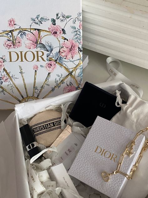 dream lifestyle, old money aesthetic, dior aesthetic, feminine , dior makeup, dior bronzer , dior key chain Brand Ambassador Aesthetic, Dior Bronzer, Aesthetic Dior, Dior Gift, Aesthetic Feminine, Chains Aesthetic, Makeup Dior, Dior Aesthetic, Dior Girl