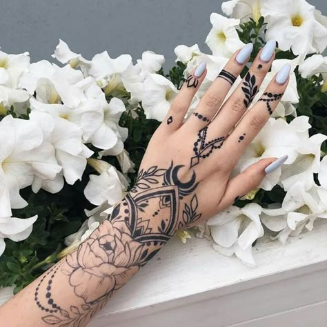 Rib Tattoos For Guys, Full Hand Tattoo, Mandala Hand Tattoos, Henna Inspired Tattoos, Hand And Finger Tattoos, Pretty Hand Tattoos, Henna Tattoo Designs Hand, Wicked Tattoos, Best Tattoos For Women