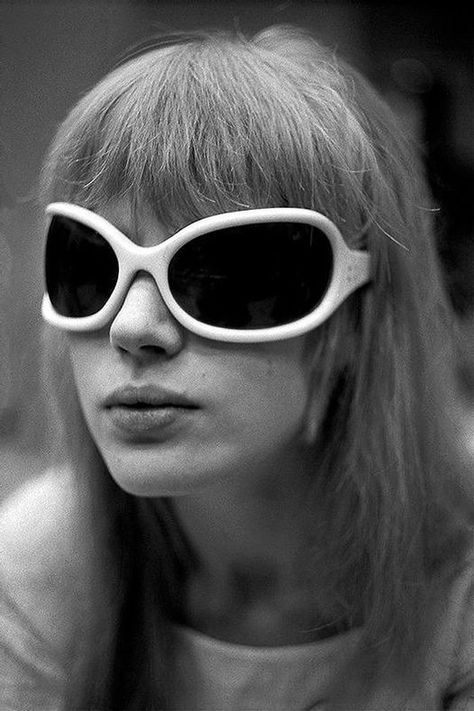 Marianne Faithful wearing groovy sunglasses in 1967. Big Glasses, Marianne Faithfull, Charlotte Rampling, 1960's Fashion, Swinging Sixties, 1960s Fashion, Alexa Chung, 60s Fashion, Rolling Stones