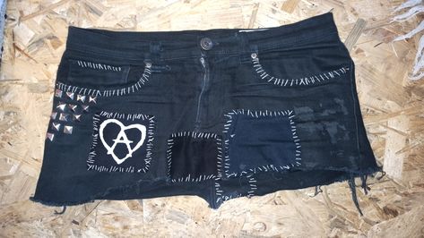 Upcycling Skirt with patch Crust Punk Skirt, Crust Skirt, Diy Goth Clothes, Punk Jeans, Punk Skirt, Crust Punk, Punk Clothing, Wardrobe Inspiration, Punk Outfits