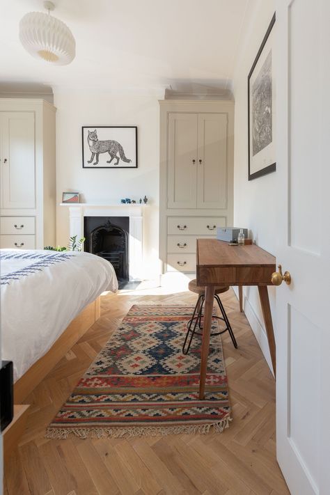 A reviving bedroom renovation. The new soft-oak parquet flooring adds a beautiful welcoming touch to the guest bedroom, while adding a traditional element to the space. Read more here! Do you need help with your London or Brighton renovation? Contact us now! Renovation by Absolute Project Management photography by Moon Street Studio #aesthetic #art #homedecor #wallpaper #interiordesign #fall #falldecor #autumn #homeinspo #autumndecor Ensuite Layout, Bedroom Wooden Floor, Floor Bedroom Ideas, Oak Parquet Flooring, Bright Color Schemes, Calming Spaces, Herringbone Floor, Flooring Inspiration, Bedroom Renovation