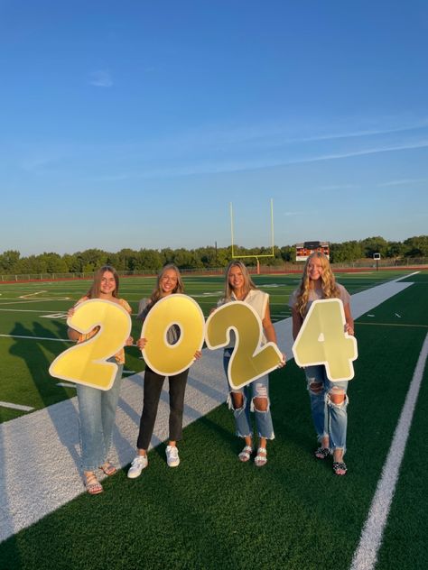 2024 Senior Ideas, Last Day Of Senior Year, Senior Countdown Ideas, Senior Sunset Ideas, Senior Sunset, Senior Year Ideas, Friend Senior Pictures, Senior Year Planning, Senior Week