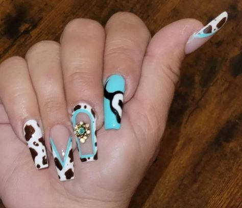 Turquoise Nail Design, Cowboy Hat Nail Art, Cow Print Nails With Teal, Blue Cow Print Nail Ideas, Cow Print Nails Turquoise, Blue Nails Cow Print, Nail Turquoise, Western Nail Art Turquoise, Nail Art Turquoise