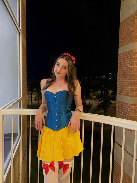 Diy Snow White Costume, Christmas Fashion Photography, Snow White Halloween Costume, Halloween Corset, Disney Princess Cosplay, Corset Outfits, Snow White Costume, White Costume, Barbie Paper Dolls