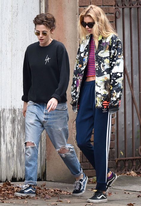 The $60 Sneakers All the Celebrities Are Wearing - Kristen Stewart and Stella Maxwell from InStyle.com Kristen Stewart And Stella, Tomboy Stil, Kristin Stewart, Kristen Stewart Style, Vans Outfit, Stella Maxwell, Style Photo, Drop Dead, Tomboy Fashion