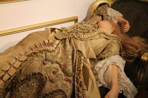 Swooning woman Masked Ball, Palace Of Versailles, Madame Tussauds, Kotatsu Table, Sleeping Beauty, Wax, Beauty