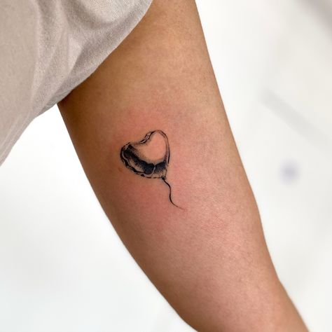 #tattoo #tattooart #aesthetic #tattoo #tattooideas #handpoke #hearttattoo #femeninetattoo #dotwork #puntillismo #aesthetic #tatuajes #tattooforwomen Heart Balloon Tattoo, Tattoo Puntillismo, Harry Tattoos, Places For Tattoos, Balloon Tattoo, Food Tattoos, Harry Styles Tattoos, One Piece Tattoos, Skeleton Hand Tattoo