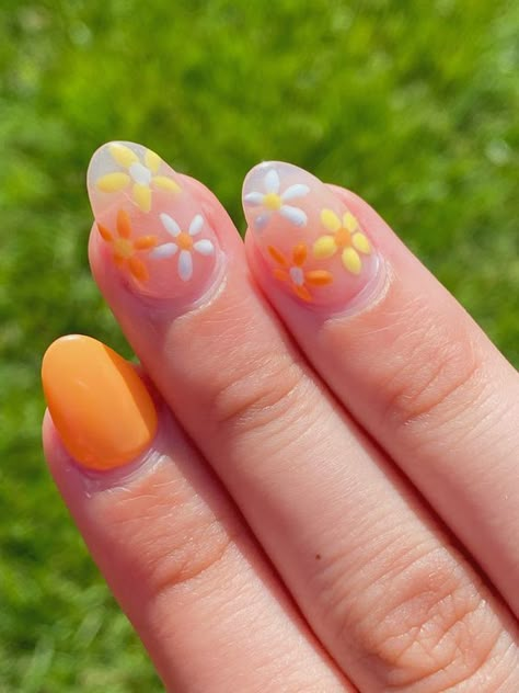 Simple Groovy Nails, Glastonbury Nail Art, Short Groovy Nails, Short Almond Nails Flowers, Groovy Nails Art Designs, Flower Almond Nail Designs, Orange Flowers Nails, Spring Orange Nails, Short Almond Nails Designs Summer