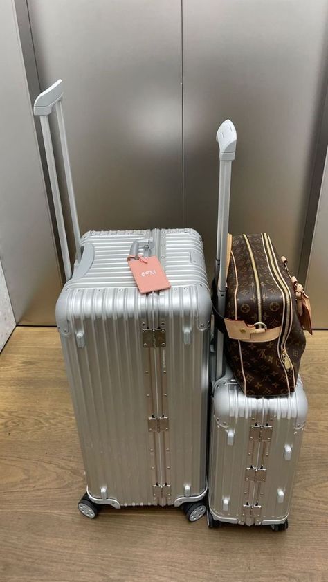 Luggage Aesthetic, Aesthetic Ig Story, Rimowa Luggage, Capas Samsung, Luxury Luggage, Cute Luggage, Airport Aesthetic, Travel Picture Ideas, Suit Pin