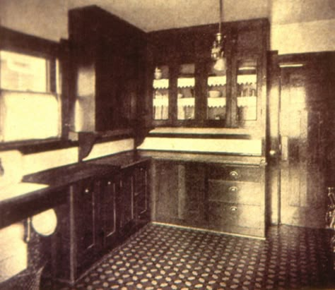 An early installation of kitchen cupboards c1905. Wood counter tops and sink drains were common to begin with. Note the lack of ‘toe-kick’ space. The floor is patterned linoleum. Here it is a ‘mosaic’ lino, which was popular through the 1890’s into the 1910’s. Small pieces of different coloured lino were glued into patterns at the factory and available in rolls. Printed linoleums became popular – known as “Art squares” - from 1905 through the 1920’s and later. 1900 House, 1920s Kitchen, Historic Kitchen, Craftsman Kitchen, Victorian Kitchen, Heritage House, Countertop Design, Antique Kitchen, Wood Counter