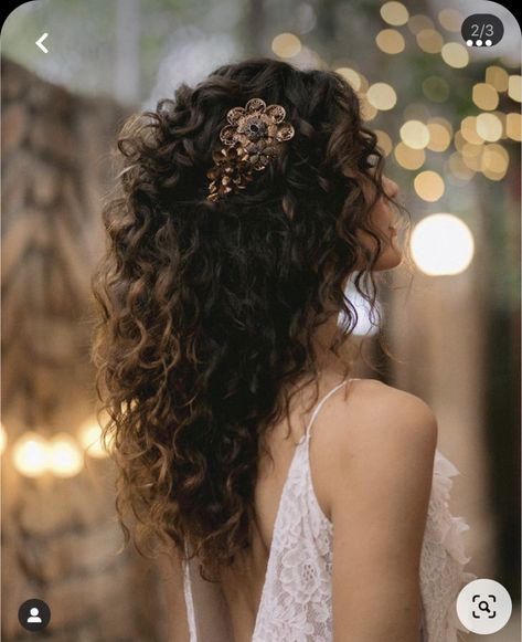 Curly Hair Inspo For Wedding, Wedding Hairstyles For Bride Curly Hair, Dark Curly Hair Wedding Styles, Long Brown Curly Wedding Hair, Wedding Hair For Bride Down Curly, Elegant Curly Wedding Hair, Curly Hair Down Styles Wedding, Simple Wedding Hair For Curly Hair, Rustic Wedding Hairstyles Curly Hair