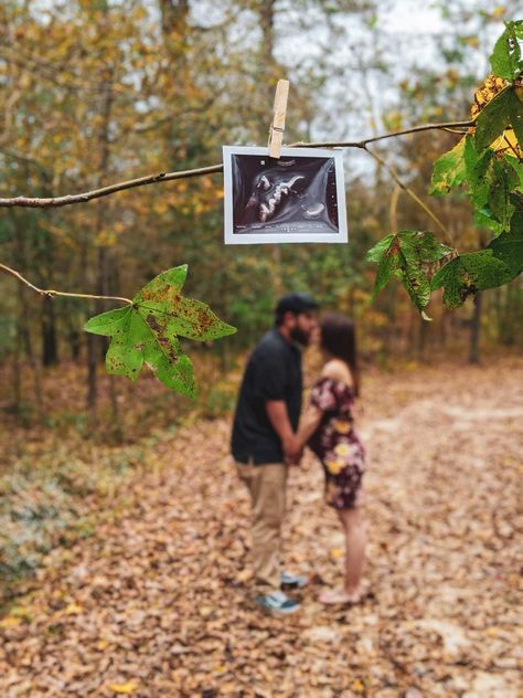 Maternity Shoot Fall Ideas, Photoshoot Ideas For Pregnant Couple, Cute Couple Pics Pregnant, Pregnant Couple Pictures, Spooky Fall Maternity Photos, Fall Maternity Family Photos Outfits, Maternity Pictures Halloween, Maternity Pictures With Iphone, Creative Maternity Pictures Couple